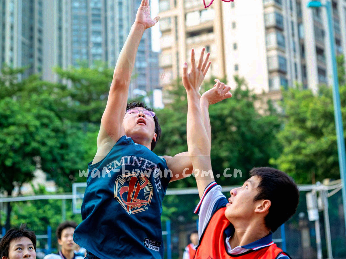 体育馆内灯光拖曳形成的动感轨迹，无人物特写